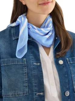 Foulard bleu ciel de forme carré avec des rayures graphiques blanches