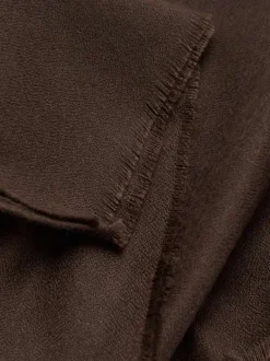 Foulard chocolat uni en maille fine avec des bords effilochés