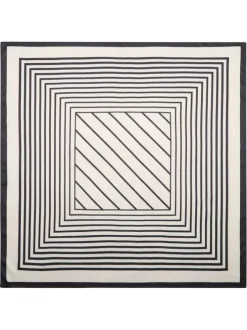 Foulard écru pourvu de motifs géométriques et d'une forme carré