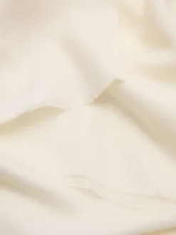 Foulard écru uni en maille fine avec des bords effilochés