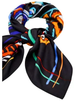 Foulard noir avec nom de la marque imprimé en différentes couleurs