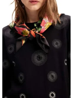 Foulard noir avec une coupe carré et un imprimé floral multicolore