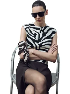 Foulard noir et blanc satiné à motif animalier imprimé all-over