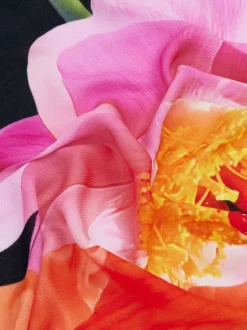Foulard rose avec de grosses fleurs et revêtement en chevron