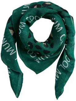 Foulard vert orné d'un motif animalier et pourvu d'inscriptions blanches
