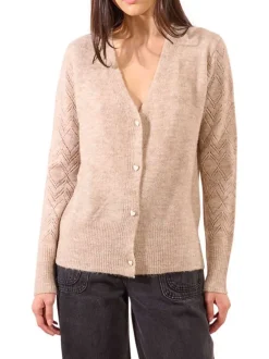 Gilet beige en maille ajourée avec une coupe droite et un col v