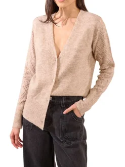 Gilet beige en maille ajourée avec une coupe droite et un col v