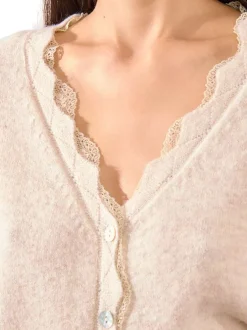 Gilet beige en maille fine avec un col v en dentelle et des manches longues