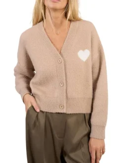 Gilet beige en maille tricotée avec un cœur imprimé et un col v
