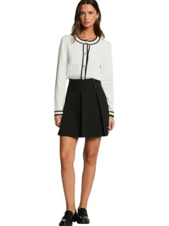 Gilet blanc uni avec une coupe droite et des manches longues