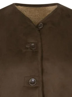 Gilet chocolat uni avec une coupe ajustée et une fermeture boutonnée