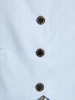 Gilet ciel à rayures pourvu d'une coupe droite et d'un col en V