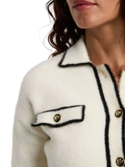 Gilet écru orné de liserés noirs avec un col à rabats et des manches longues