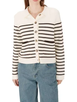 Gilet écru rayé en maille fine avec une coupe droite et un col chemise