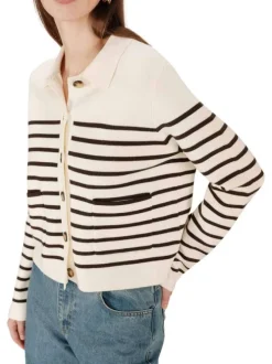 Gilet écru rayé en maille fine avec une coupe droite et un col chemise