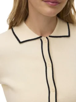 Gilet écru uni coupe droite avec un col à revers et des manches longues