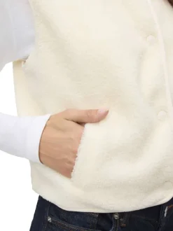 Gilet écru uni en maille sherpa avec boutonnière noire mate à l'avant