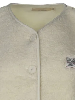 Gilet écru uni en maille sherpa avec une coupe ajustée et un col rond