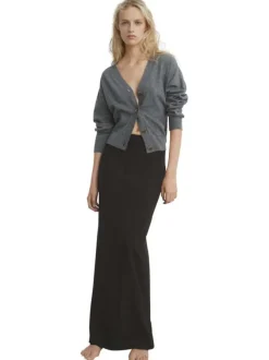 Gilet gris col v pourvu d'une coupe droite et de manches longues