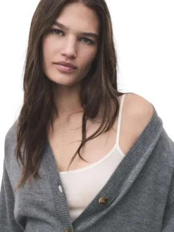 Gilet gris col v pourvu d'une coupe droite et de manches longues