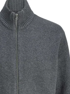 Gilet gris en maille fine avec une coupe droite et un col montant