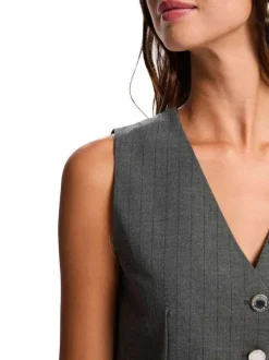 Gilet gris sans manches rayé pourvu d'un col v et de boutons