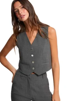 Gilet gris sans manches rayé pourvu d'un col v et de boutons