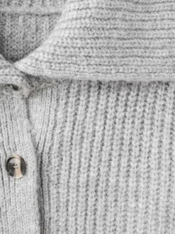 Gilet gris uni en maille tricotée avec une coupe droite et des manches longues