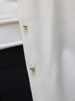 Gilet manches longues écru uni avec un col v et une coupe droite