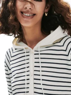 Gilet marine à rayures avec une coupe ajustée et un col à capuche