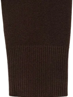 Gilet marron en maille fine avec une coupe droite et un col v profond