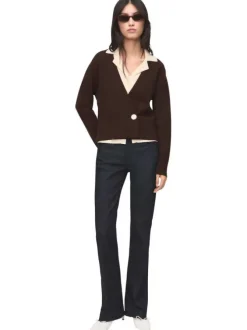 Gilet marron en maille fine avec une coupe droite et un col v profond
