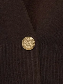 Gilet marron en maille fine avec une coupe droite et un col v profond