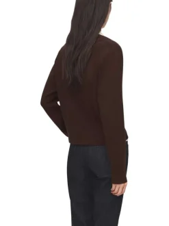 Gilet marron en maille fine avec une coupe droite et un col v profond