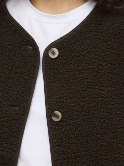 Gilet marron en maille sherpa pourvu d'un col rond et de manches longues