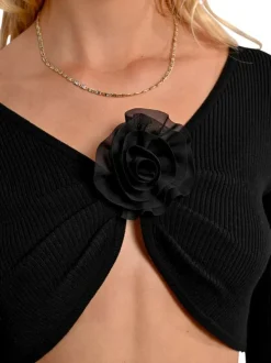 Gilet noir en maille côtelée avec une coupe crop top et un col v