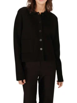 Gilet noir en maille fine avec une coupe droite et un col chemise