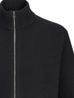 Gilet noir en maille fine avec une coupe droite et un col montant
