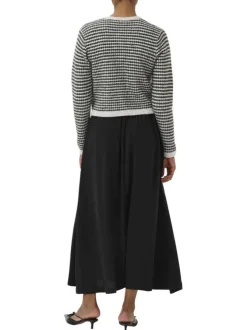 Gilet noir et blanc en maille avec une coupe droite et des manches longues