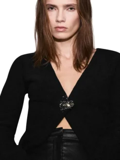 Gilet noir pourvu d'un col v et d'une fermeture boutonnée à l'avant