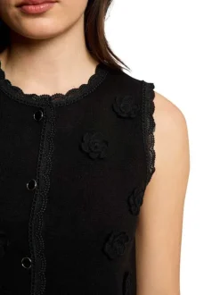 Gilet noir sans manche à coupe ajustée pourvu d'un col rond ras de cou