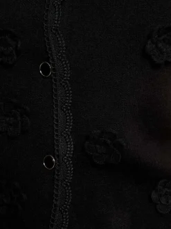 Gilet noir sans manche à coupe ajustée pourvu d'un col rond ras de cou