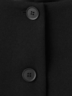 Gilet noir uni avec une coupe ajustée et un col rond boutonné