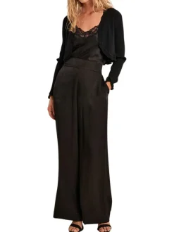 Gilet noir uni pourvu d'une coupe ajustée et d'une taille courte
