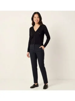 Gilet noir uni pourvu d'une coupe droite et de motifs coeurs en maille ajourée