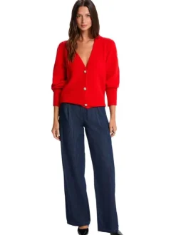 Gilet rouge en maille tricotée pourvu d'un col v et de manches longues