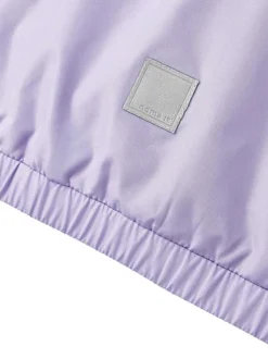 Imperméable lilas avec une coupe droite et une capuche amovible