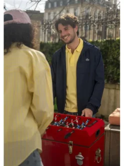 Imperméable à capuche marine avec une coupe droite et un col montant