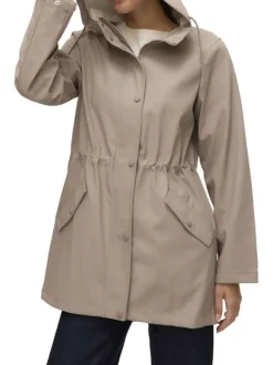 Imperméable ciré beige pourvu d'un col à capuche avec cordon de serrage