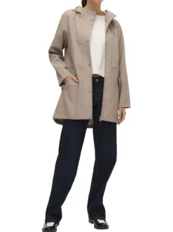 Imperméable ciré beige pourvu d'un col à capuche avec cordon de serrage